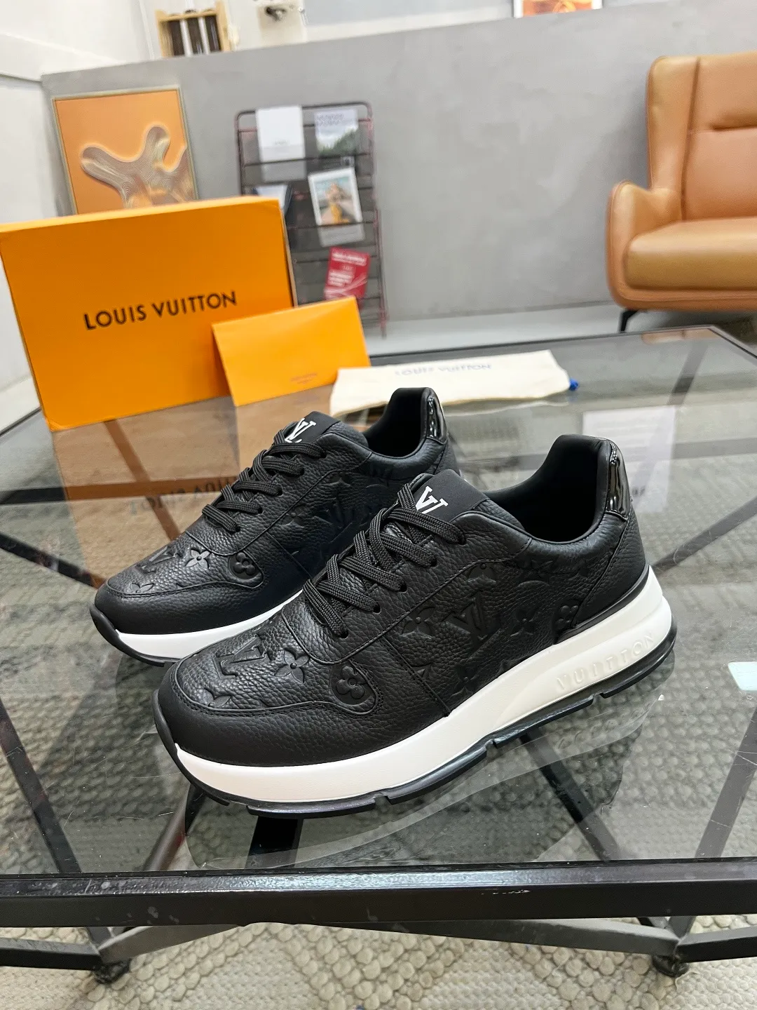Factory price: 480💰LV🔍Top purchasing agent🇮🇹 Road Street God's new sneakers are coming and are available at counters simultaneously. Original factory configuration, original cowhide fabric imported from Italy, high-quality embossed splicing complex process, sports trendy person, imported water-dyed sheepskin lining, soles: Wang Yuan factory specially provides original soles, super comfortable, original factory single goods 🔍🔍High quality, you can enter and leave the counter at will, welcome to compare and synchronize with the counter, code number 38-44, customized 45